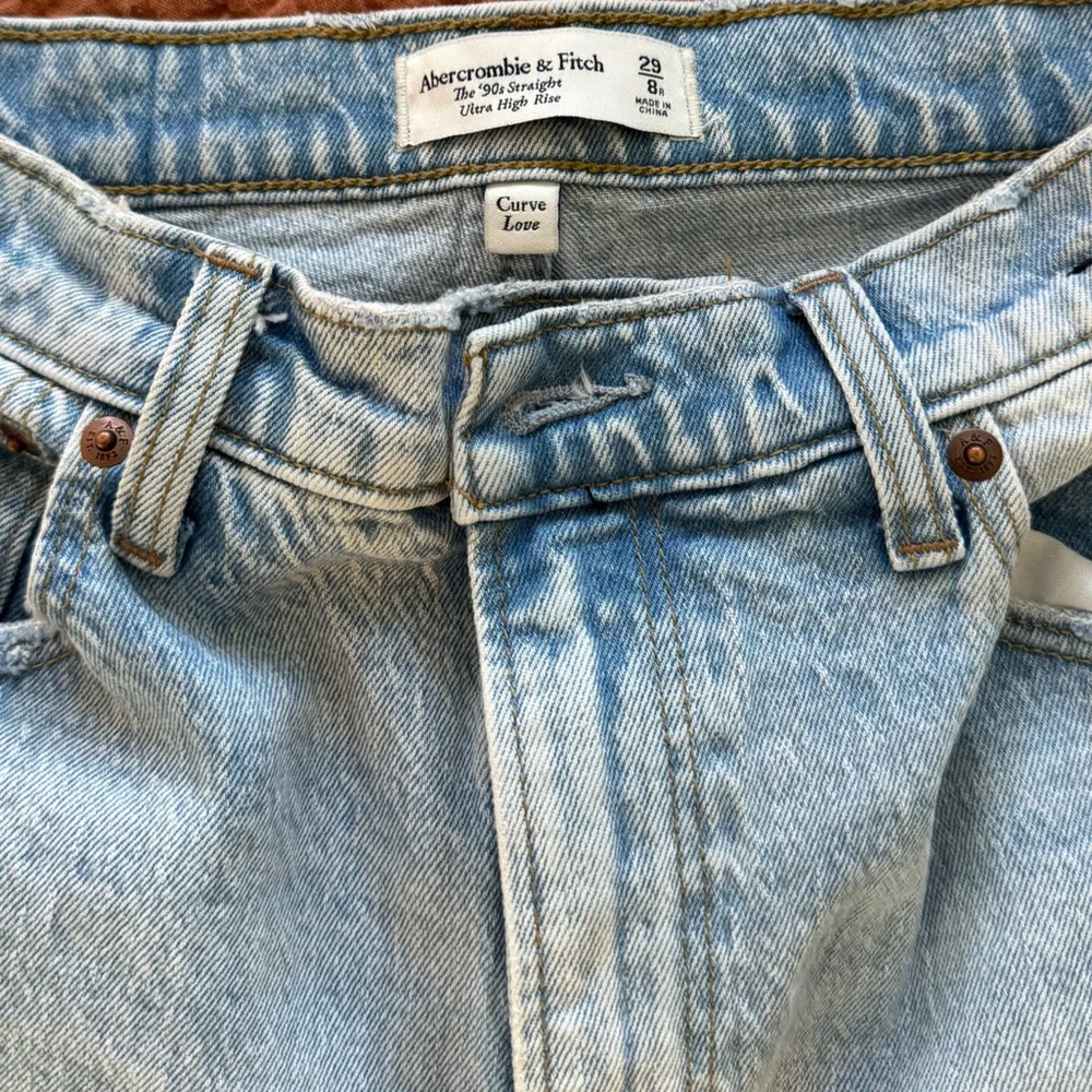 Abercrombie Curve Love Ultra High Rise 90s Straight Jean - Picture 2 of 4